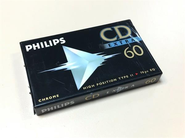 Grote foto ca. 200 voorn. chrome cassettebandjes. muziek en instrumenten overige