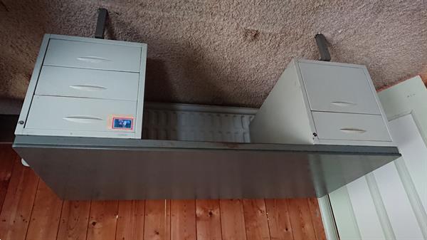 Grote foto solide stalen bureau huis en inrichting bureaus