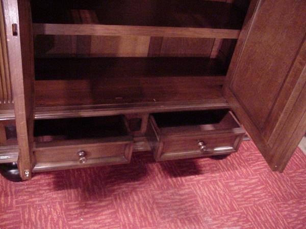 Grote foto tweedeurskast boekenkast servieskast poortkast huis en inrichting boekenkasten