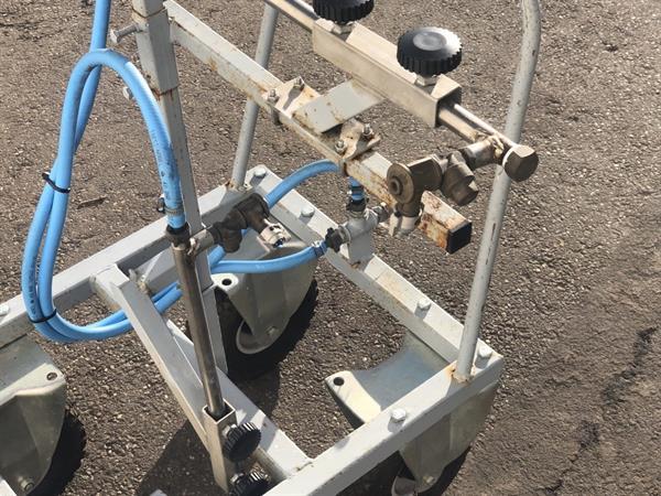 Grote foto empas spuitboom met wielen agrarisch onkruidbestrijding