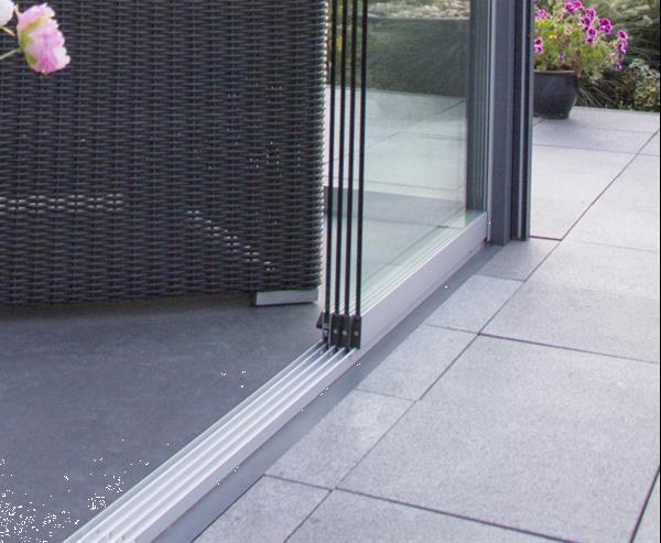 Grote foto glasschuifwand profiline 3 spoor breedte 250 cm tuin en terras tegels en terrasdelen
