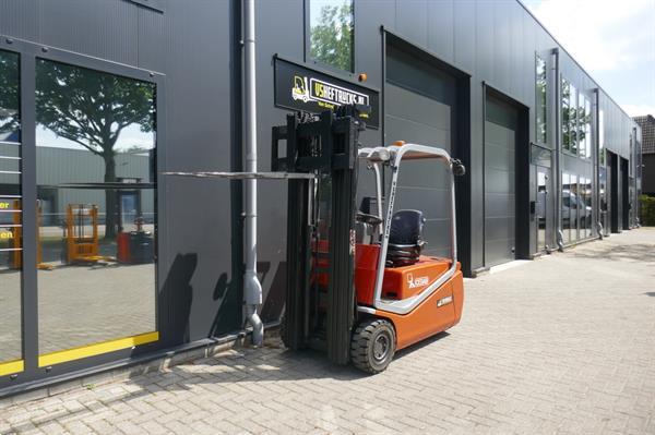 Grote foto vs 20696 elektrische triplex heftruck cesab sideshift freelift agrarisch heftrucks