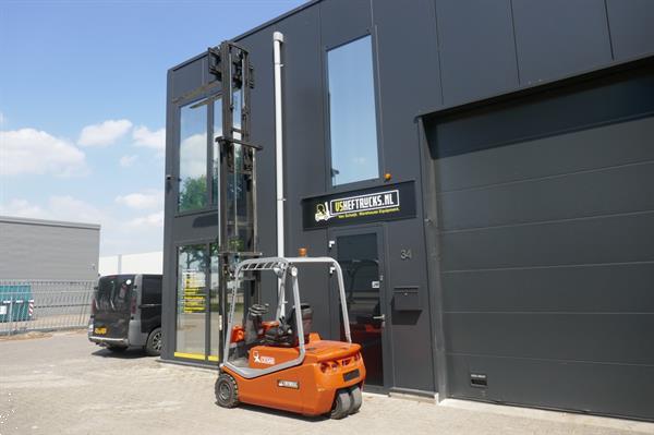 Grote foto vs 20696 elektrische triplex heftruck cesab sideshift freelift agrarisch heftrucks