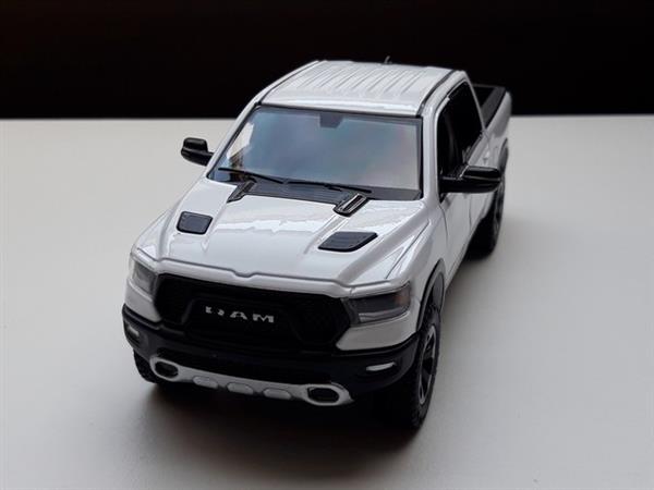 Grote foto modelauto dodge ram crew cab wit 19 cm lang hobby en vrije tijd 1 24