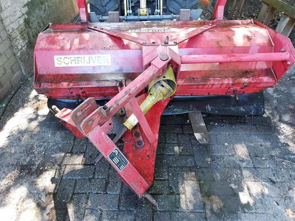 Grote foto opruiming van diverse maaidekken en klepelmaaiers en frezen en vegers agrarisch algemeen