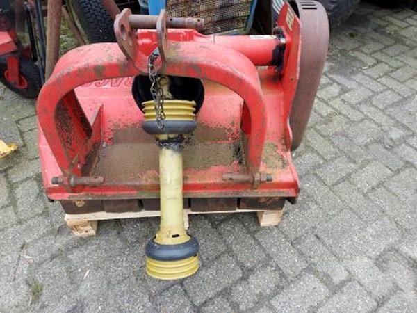 Grote foto opruiming van diverse maaidekken en klepelmaaiers en frezen en vegers agrarisch algemeen