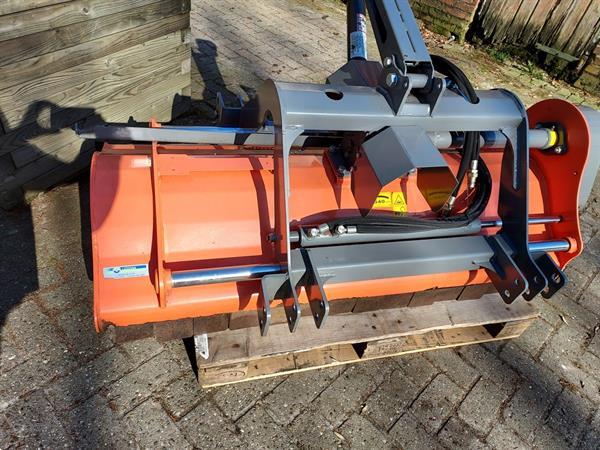 Grote foto opruiming van diverse maaidekken en klepelmaaiers en frezen en vegers agrarisch algemeen