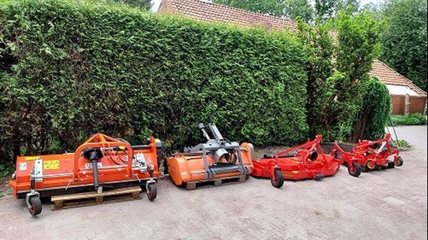 Grote foto opruiming van diverse maaidekken en klepelmaaiers en frezen en vegers agrarisch algemeen