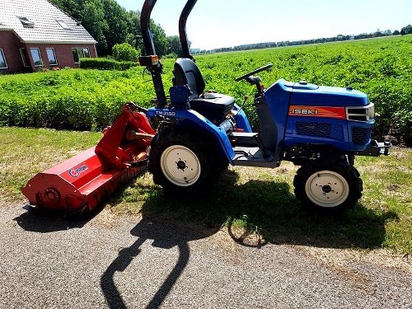 Grote foto opruiming van diverse maaidekken en klepelmaaiers en frezen en vegers agrarisch algemeen