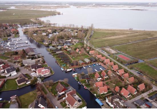 Grote foto vakantiehuis sneekermeer met sloep of zeilboot vakantie nederland noord