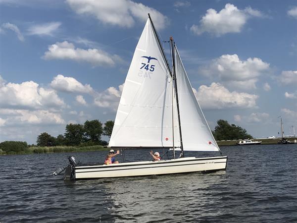 Grote foto vakantiehuis sneekermeer met sloep of zeilboot vakantie nederland noord