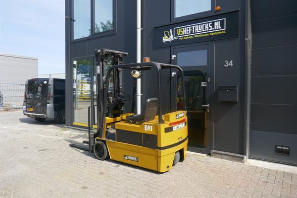 Grote foto vs 20860 elektrische triplex heftruck caterpillar f40c freelift agrarisch heftrucks