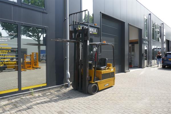 Grote foto vs 20860 elektrische triplex heftruck caterpillar f40c freelift agrarisch heftrucks