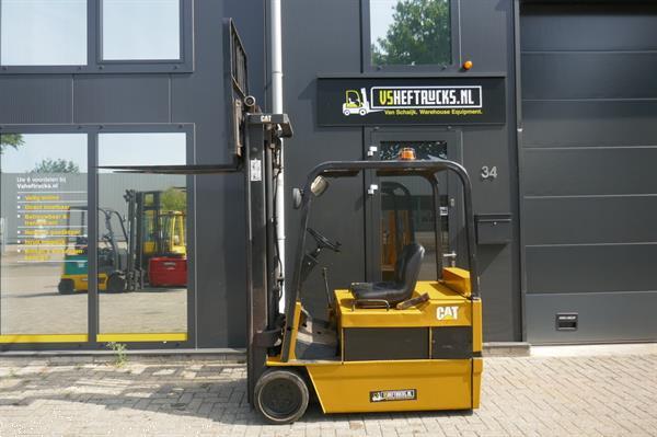 Grote foto vs 20860 elektrische triplex heftruck caterpillar f40c freelift agrarisch heftrucks