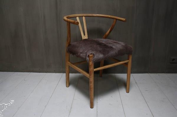 Grote foto houten stoel met geitenvacht bruin antiek en kunst stoelen en banken