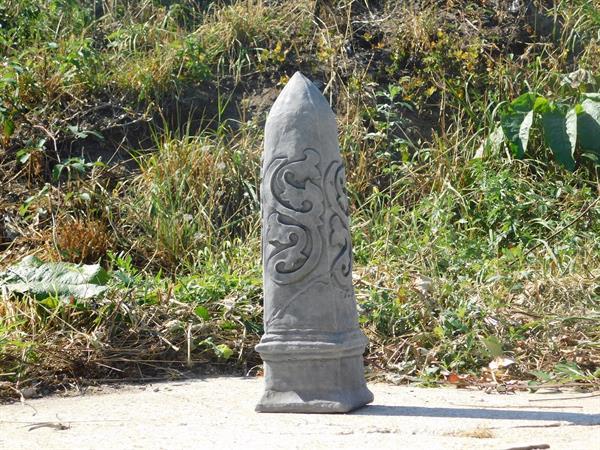 Grote foto obelisk vol steen grijs antiek en kunst kunst