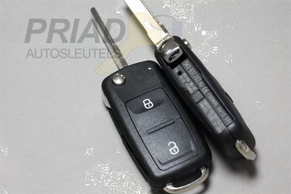 Grote foto autosleutel stuk of afgebroken auto onderdelen electronica en kabels