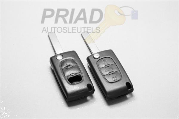 Grote foto autosleutel stuk of afgebroken auto onderdelen electronica en kabels