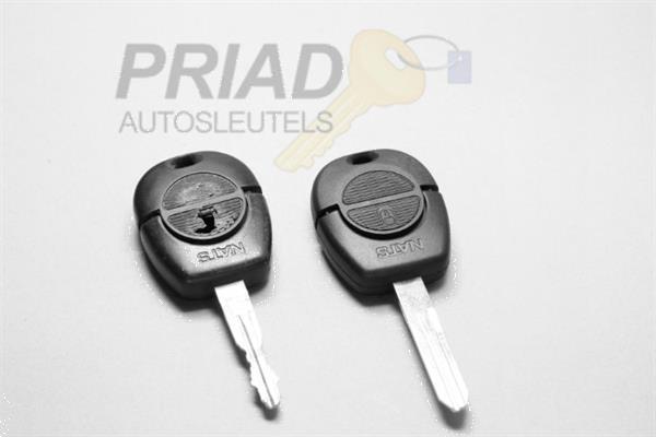 Grote foto autosleutel stuk of afgebroken auto onderdelen electronica en kabels