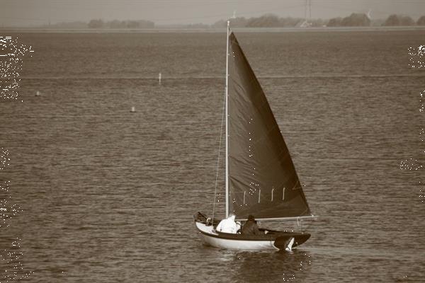 Grote foto houten scheepsmast. holle mast of rondhout op maat watersport en boten bootonderdelen