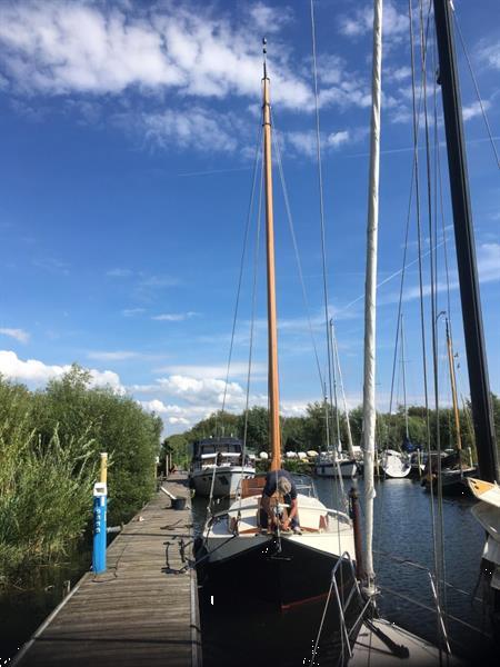 Grote foto houten scheepsmast. holle mast of rondhout op maat watersport en boten bootonderdelen