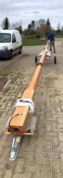 Grote foto houten scheepsmast. holle mast of rondhout op maat watersport en boten bootonderdelen