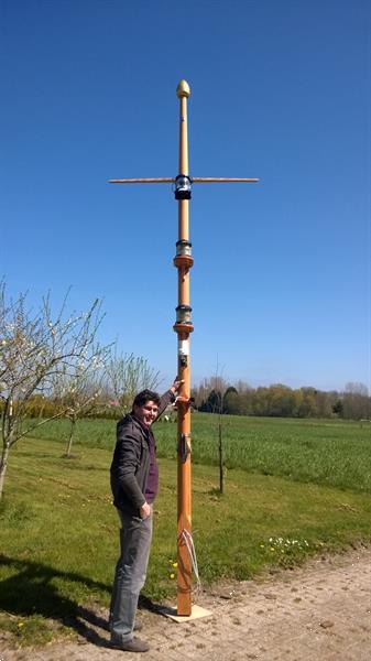 Grote foto houten scheepsmast. holle mast of rondhout op maat watersport en boten bootonderdelen