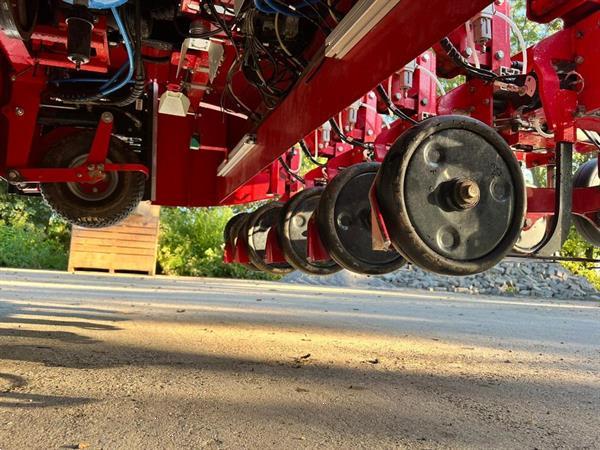 Grote foto steketee ic weeder automatische intra rij schoffelmachine voor groenten agrarisch onkruidbestrijding