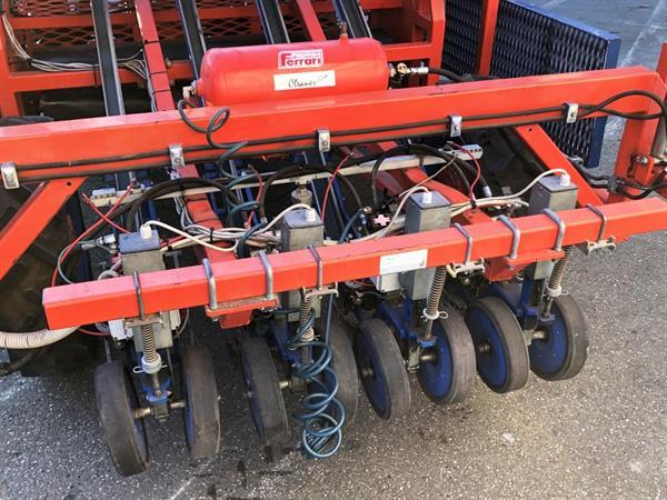 Grote foto zelfrijdende ferrari rotostrapp halfautomatische plantmachine met 4 rijen agrarisch zaaimachines