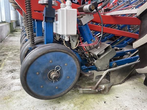 Grote foto zelfrijdende ferrari rotostrapp halfautomatische plantmachine met 6 rijen agrarisch zaaimachines