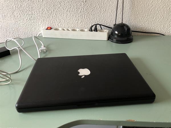 Grote foto zwarte macbook w8727625ya4 en stroomadapter enz. computers en software laptops en notebooks