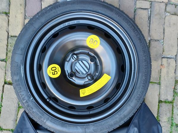 Grote foto thuiskomer nieuw auto onderdelen banden en velgen