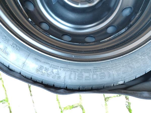 Grote foto thuiskomer nieuw auto onderdelen banden en velgen