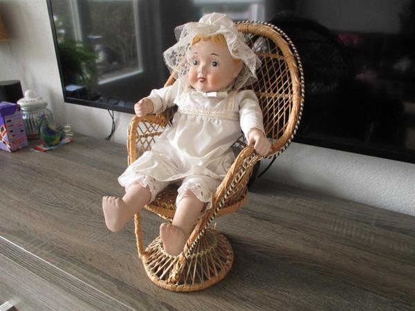 Grote foto porseleinen poppen stoeltjes. antiek en kunst antiek speelgoed