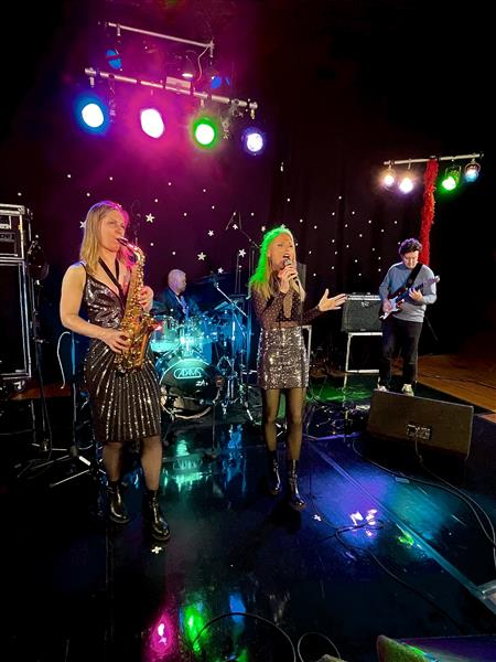 Grote foto party coverband marconi sound machine diensten en vakmensen entertainment