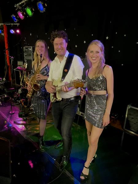 Grote foto party coverband marconi sound machine diensten en vakmensen entertainment