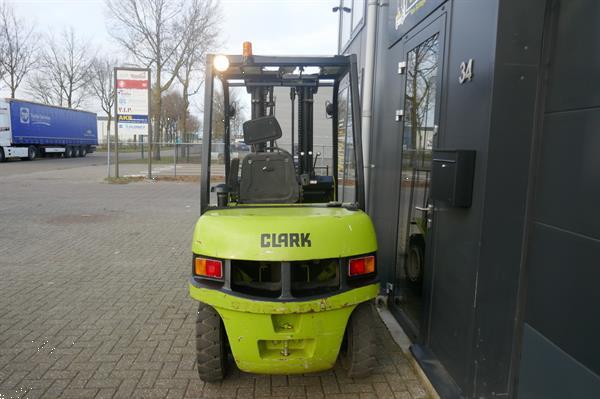 Grote foto vs 21035 bj2008 diesel triplex heftruck clark 2 5ton sideshift agrarisch heftrucks