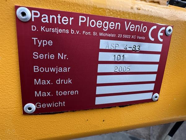 Grote foto panter aspergeploeg voor het opbouwen van aspergeruggen agrarisch akkerbouw