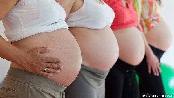 Grote foto een vrouw betalen om voor jou zwanger te worden diensten en vakmensen kinderen