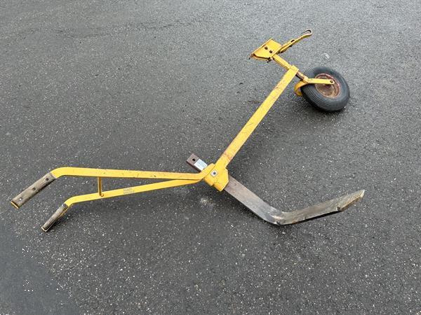 Grote foto thilot rooimes ondersnijploeg agrarisch oogstmachines