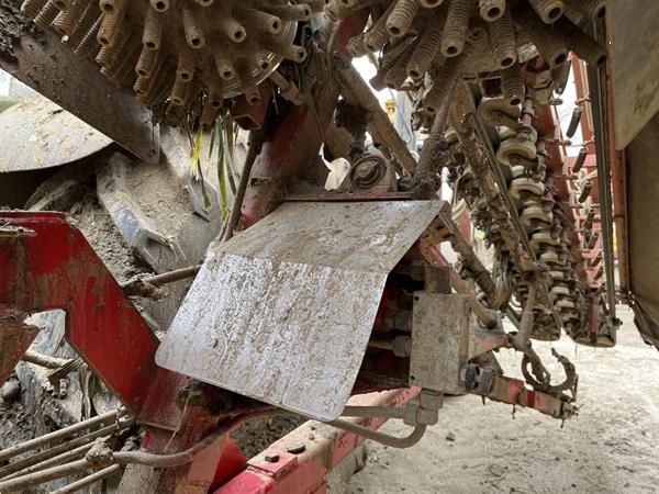 Grote foto verhoest preirooimachine met automatisch vullen agrarisch oogstmachines