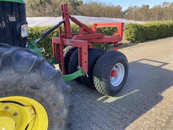 Grote foto bandenpakker gestuurd agrarisch cultivators en woelers