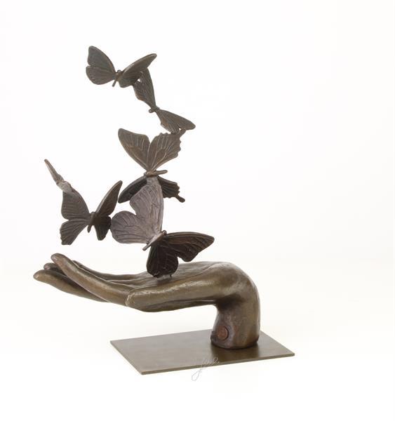 Grote foto zes vlinders in een hand symbolisch bronzenbeeld antiek en kunst beelden houtsnijwerken