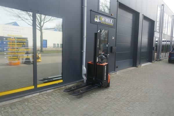 Grote foto vs 21098 elektrische stapelaar bt sw080l 1580mm inititle lift doe het zelf en verbouw hefwerktuigen