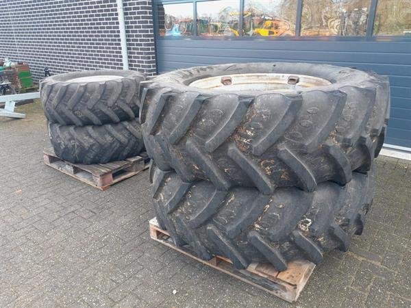 Grote foto wielen 520 70 r38 en 420 70 r24 afkomstig van case maxxum agrarisch wielen