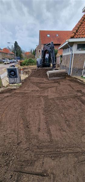 Grote foto grondwerk en verwijderen groen. diensten en vakmensen tuinmannen en stratenmakers