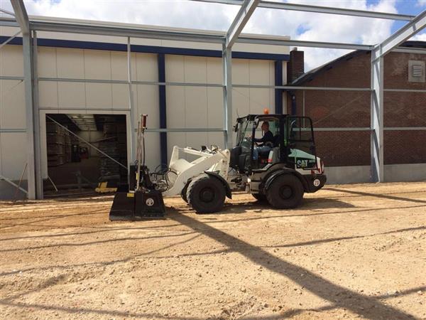 Grote foto grondwerk en verwijderen groen. diensten en vakmensen tuinmannen en stratenmakers