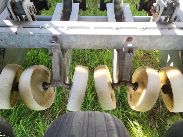 Grote foto van den beucken getrokken sla bandplantmachine voor perskluiten agrarisch zaaimachines