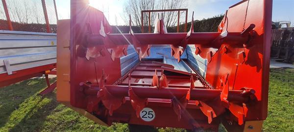 Grote foto mestwagens 2 5 en 4 5 ton agrarisch strooiers