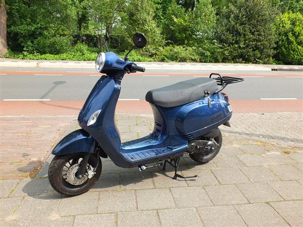 Grote foto agm vx50 metallic blauw 25 km fietsen en brommers scooters